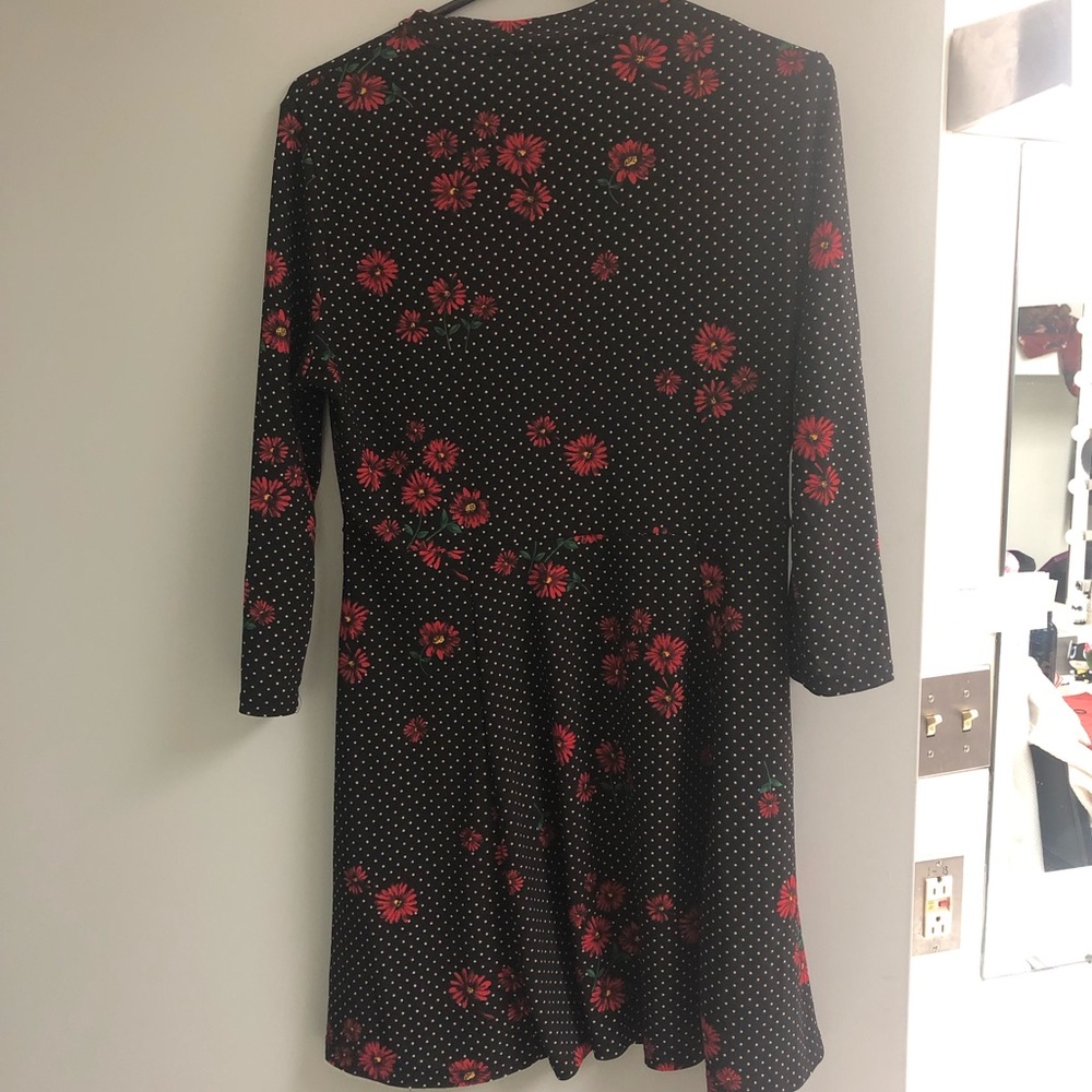 Red flowers and polka dots never looked so good